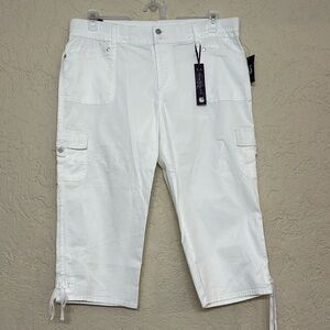 NWT Gloria Vanderbilt size 14P capris. Small blue mark under left back pocket.